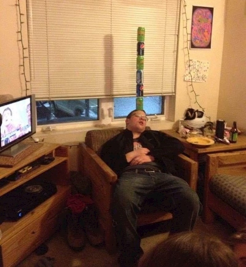 Na glavi je imao 6 limenki, ali...