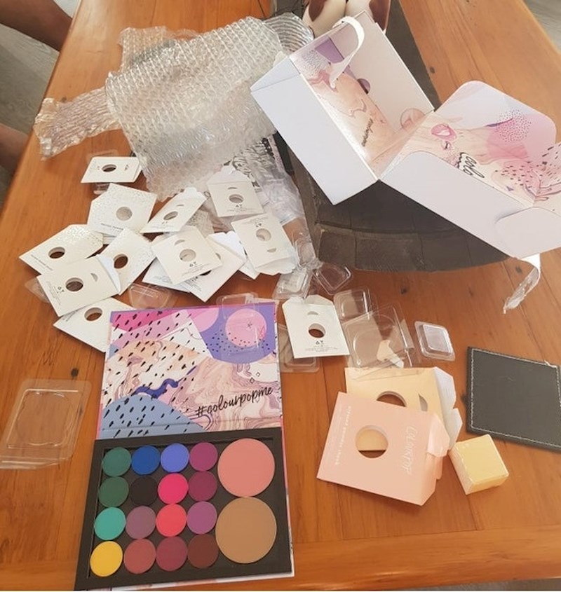 Toliko smeća za jednu paletu za šminkanje...