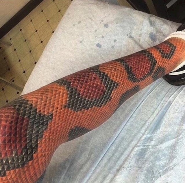 Ne, ovo nije zmija, ovo nisu tajice. Ovo je tetovaža.