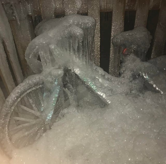 Zaleđeni bicikl u Chicagu
