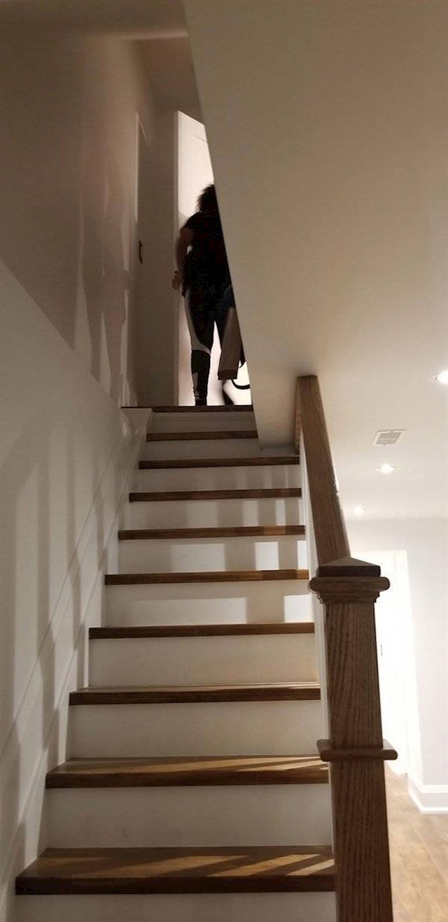 Nešto na ovim stepenicama nije u redu...