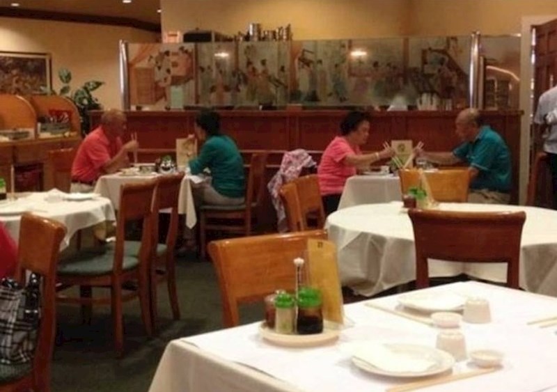 "Vidjela sam danas dva vrlo slična para u restoranu."