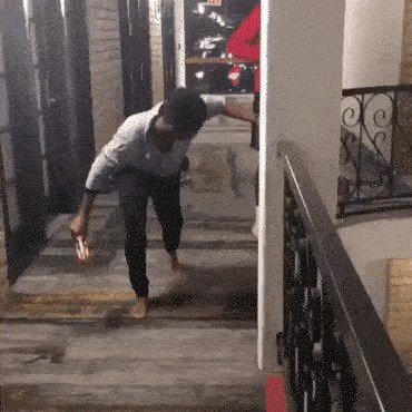 Muškarci organizirali utrku štafeta na vanjskim hodnicima zgrade, ovako nešto još niste vidjeli