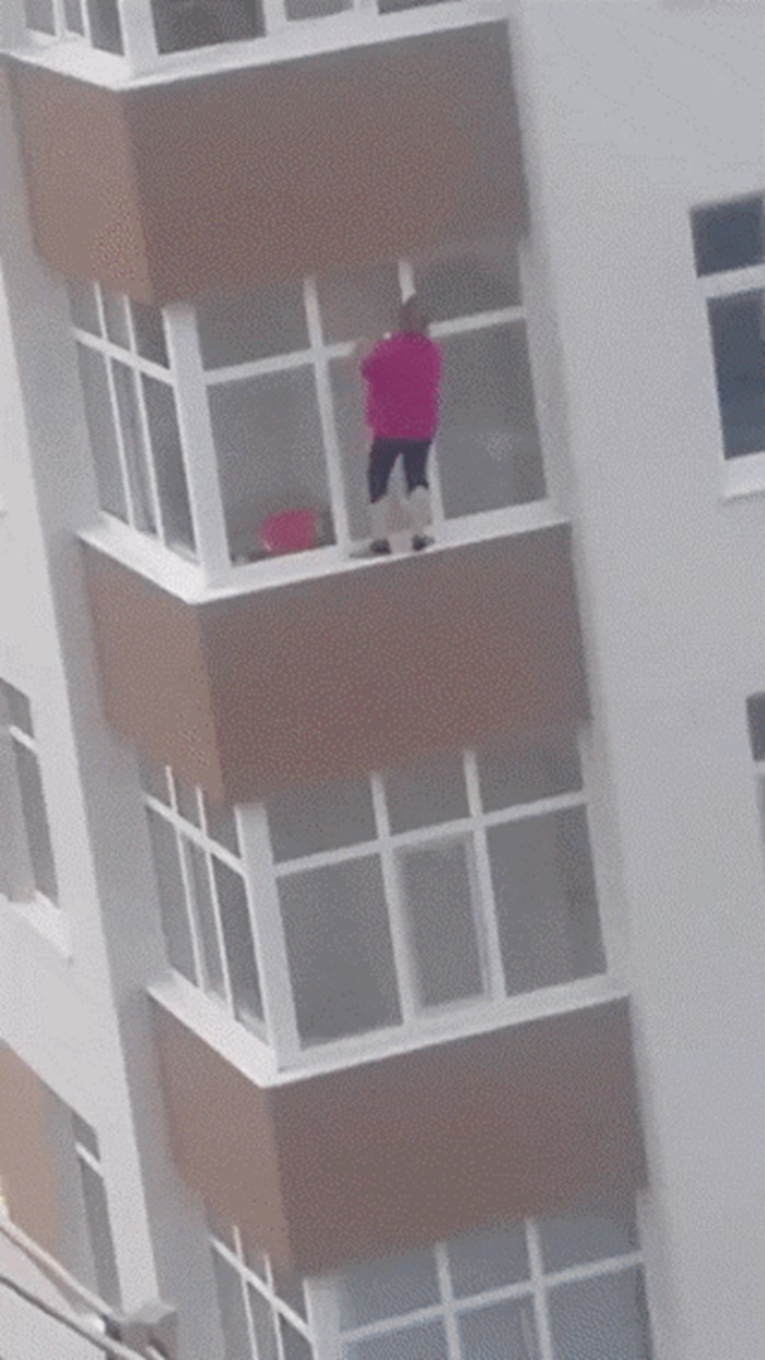 Ovoj ženi je zaista stalo do čistoće, pogledajte kako je čistila prozore