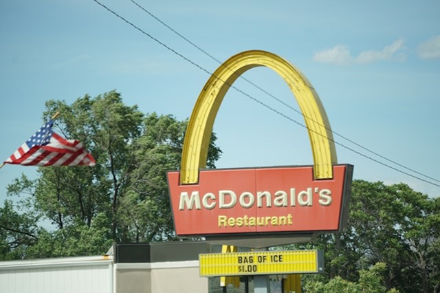 Ovaj McDonalds ima samo jedan luk.