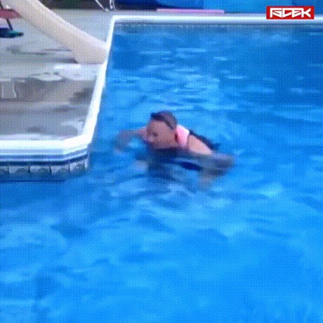 Lik s pivskom stomačinom na bazenima pokazao trik koji vam neće uspjeti ako nemate malo špeka