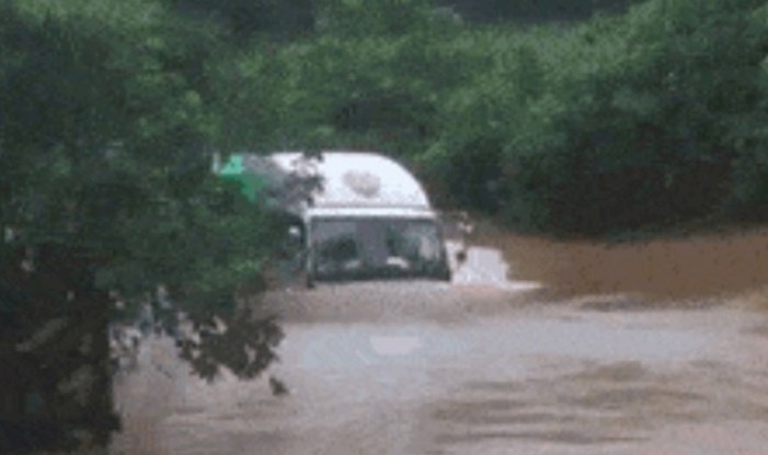 Voda je poplavila sve puteve, a onda su ugledali vozača kamiona koji nikako nije htio odustati