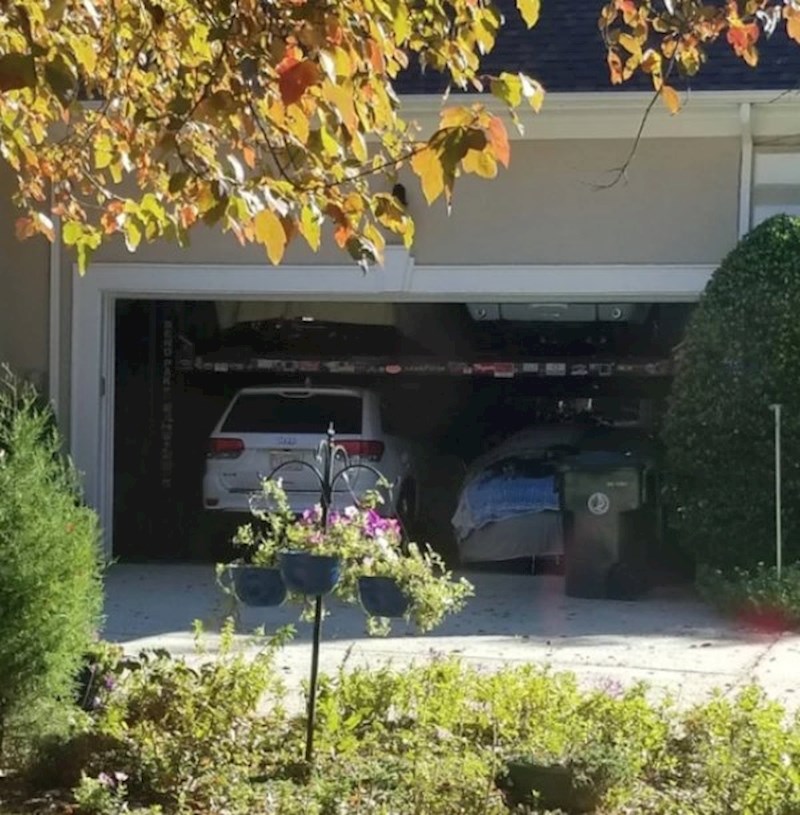 Ovaj čovjek ima četiri automobila u garaži koja ima mjesta za samo dva auta. Kako? Evo...