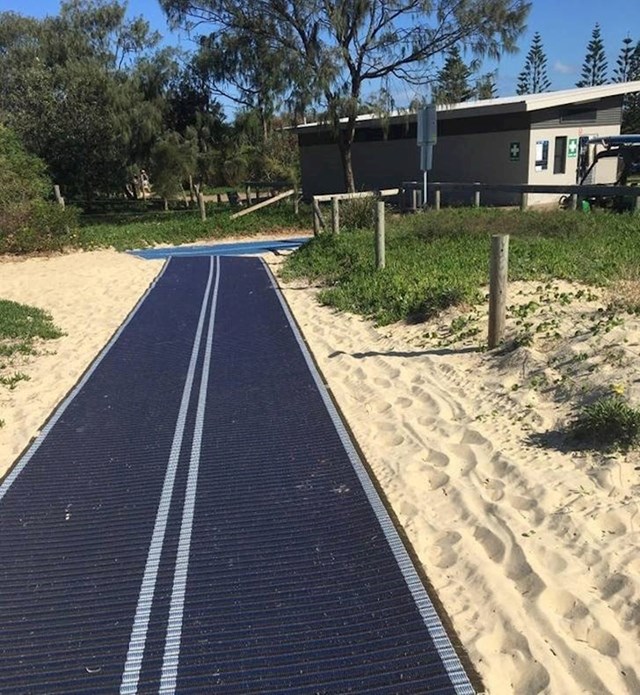 Ova staza nije asfaltirana, nego je nešto poput tepiha koji pomaže ljudima da lakše dođu do plaže (npr. biciklom).