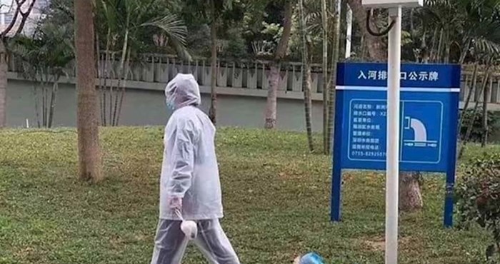 Netko je slikao Kineza koji je u strahu od virusa "zaštitio" psa na nenormalan način