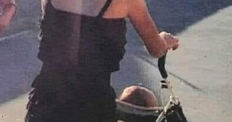 Ova žena je na bizaran način dokazala svoju ljubav, pogledajte što je začudilo prolaznike