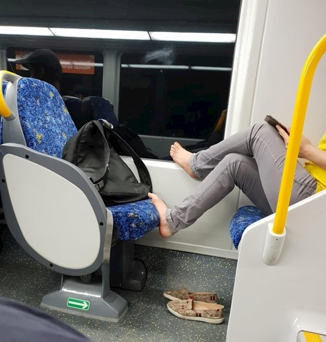 Još jedna osoba koja se u javnom prijevozu osjeća kao kod kuće.