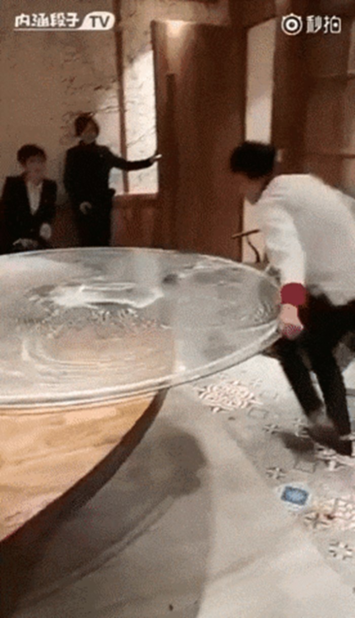 Snalažljivi radnik pokazao je svojim šefovima i kolegama kako na jednostavan način čisti okrugli stol