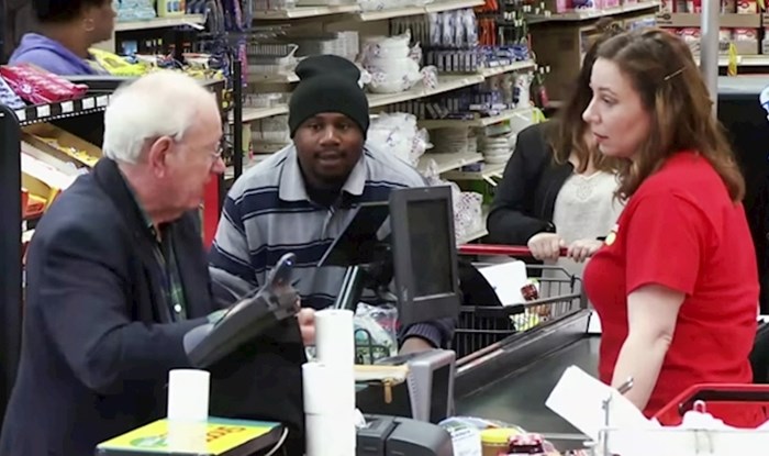 VIDEO Blagajnica je omalovažavala starijeg gospodina koji je plaćao kovanicama, pogledajte kako su ostali kupci reagirali