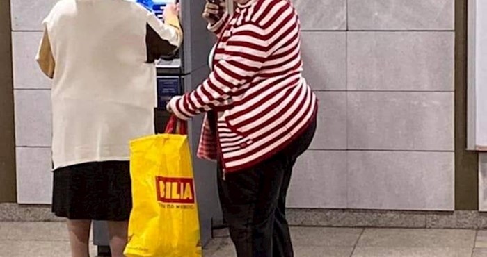 Internet se smije fotki žena koje su išle na bankomat, pogledajte kako su se štitile od lopova
