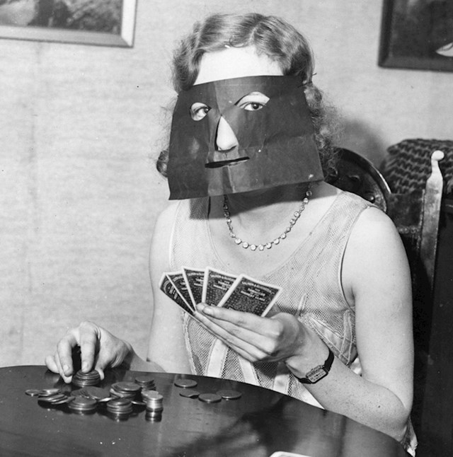 Maska za poker koja krije izraze lica i reakcije na dobivene karte, 1932.