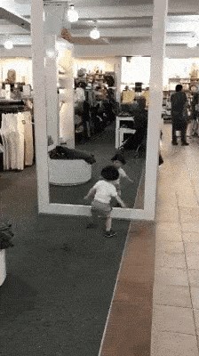 Netko je snimio mališana kojeg je veliko ogledalo totalno zbunilo