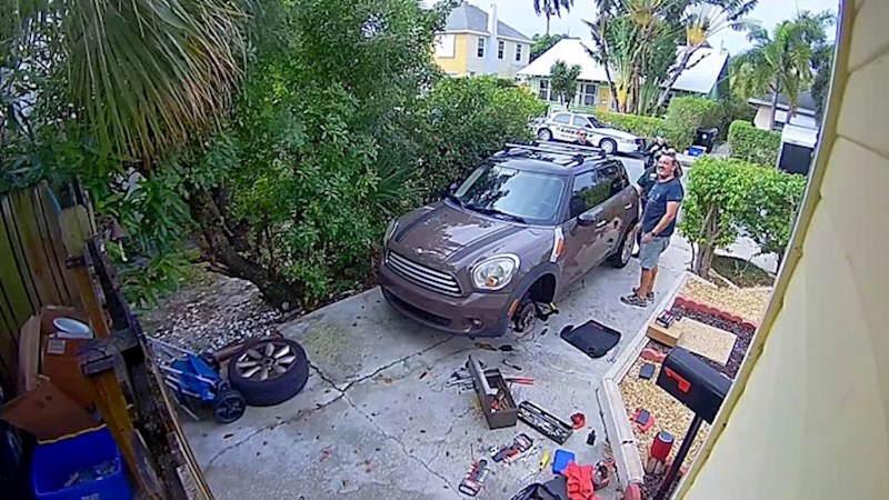 Odjednom je vidio da mu prilaze policajci. Na trenutak se zabrinuo, no odmah se počeo smijati kad je čuo zbog čega su došli.