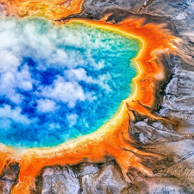 Čarobna izmjena boja na termalnom izvoru u američkom nacionalnom parku Yellowstone.