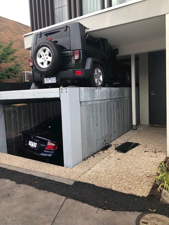 Ovi ljudi imaju kuću s automatiziranom podzemnom garažom. Evo što se dogodilo kad su je podigli dok je iznad nje bio parkiran auto.