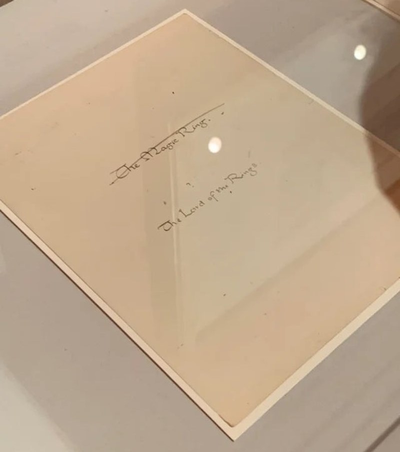 Ovo je stranica na kojoj je J.R.R. Tolkien odlučio da će se njegovo književno djelo zvati "Gospodar prstenova", a ne "Čarobni prsten".