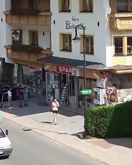 Prolaznici nisu mogli vjerovati svojim očima kad su vidjeli tko izlazi iz ovog supermarketa