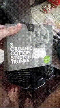 Djevojci je za Božić kupio novi mobitel, evo kako je reagirao na njen poklon