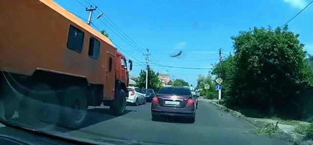 Kamionu je pukla guma nasred ceste, pogledajte što se dogodilo s autom koji je stajao pokraj njega