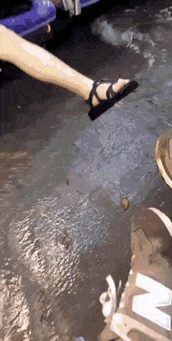 Putnici su primijetili da u ovom busu nešto nije u redu. Kad su čuli zvukove, odmah su dignuli noge