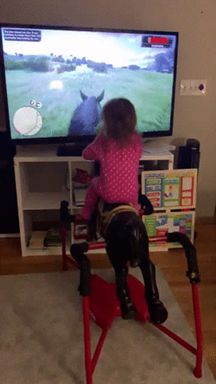 Tata je uključio igraću konzolu, dovukao konja i kćerkici priuštio nešto što ju je oduševilo