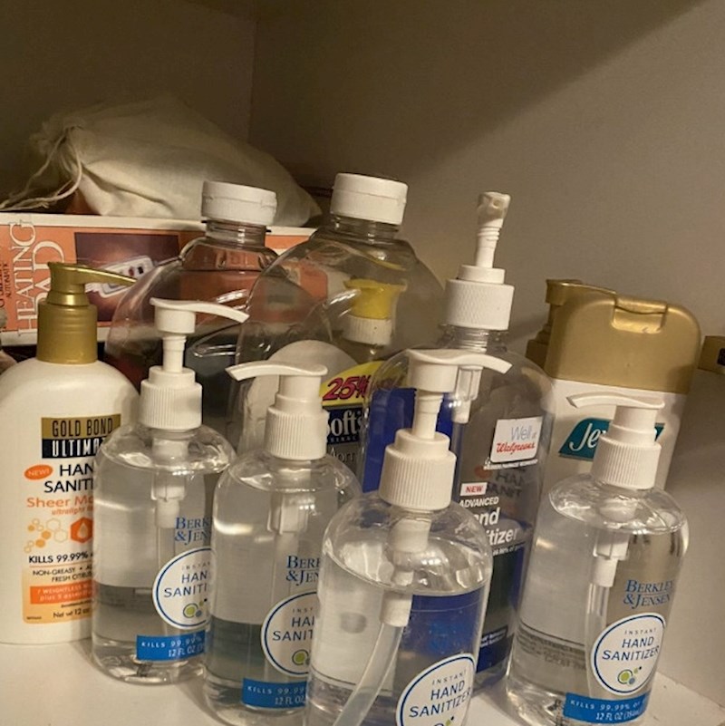 Dok su čistili, shvatili su da im je kuća zapravo puna dezinfekcijskih sredstava za ruke.