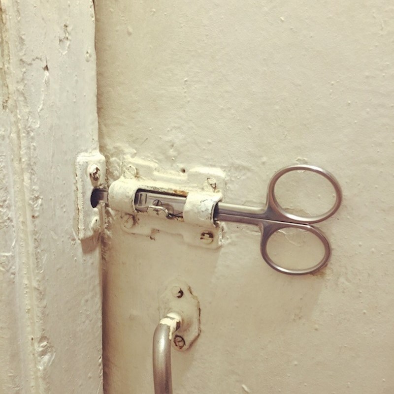 Škarice mogu poslužiti kao brava.