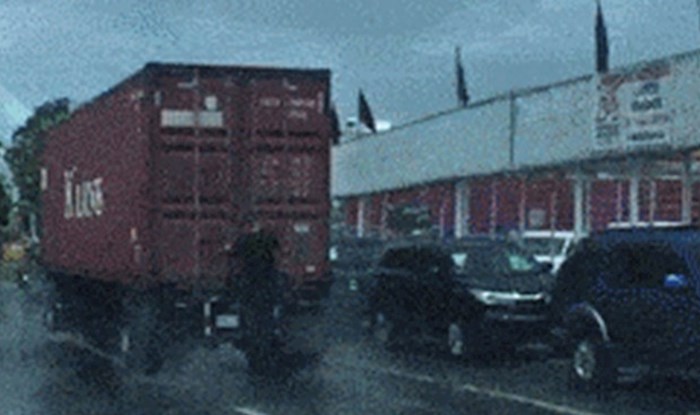 Vozili su se iza kamiona, a onda su ispred sebe ugledali nevjerojatan prizor