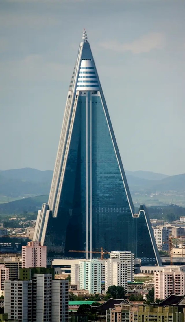 Sjevernokorejski hotel Ryugyong, tzv. "Hotel sudbine", bio je prazan više od 30 godina, što je izazvalo i kritike na račun njegovog dizajna.