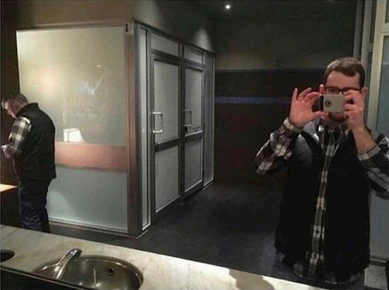 "Prije nego što sam krenuo na posao, žena mi je rekla da sam obučen kao djed. Čini se da je bila u pravu. Pogledajte što sam slikao u WC-u."