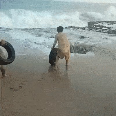 Mladići su bacali auto gume u rupetinu na obali mora pa se uvjerili u silinu prirode