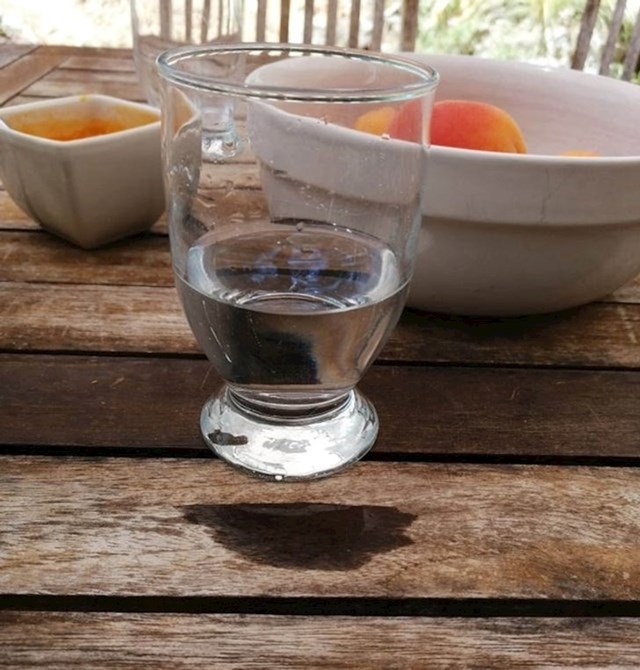 "Čaša je zbog mrlje od prolivene vode izgledala kao da lebdi."