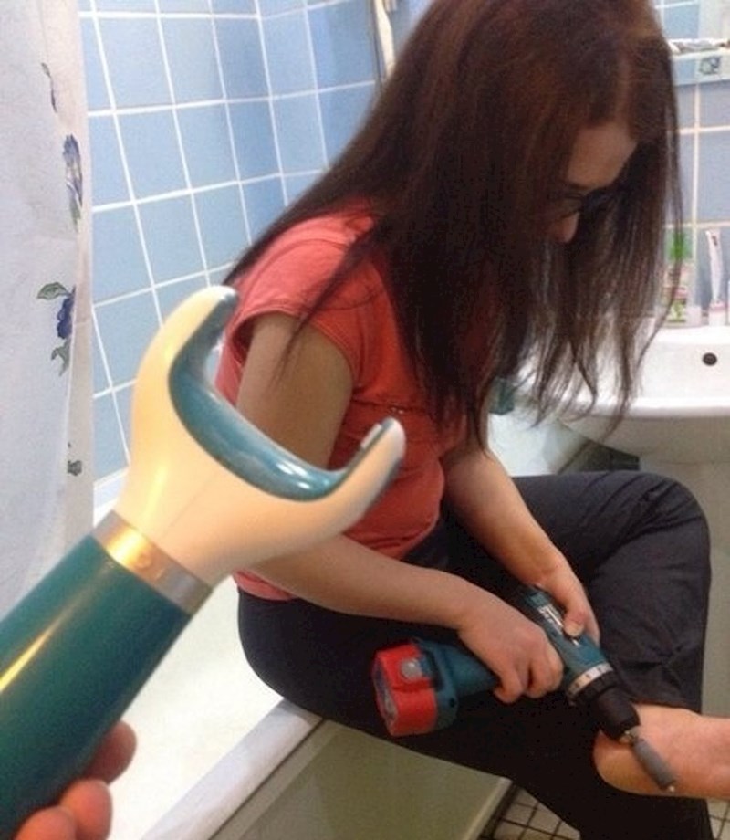 Mnogi "genijalni" izumi često nastaju nakon neočekivane nezgode. Međutim, ova djevojka je ipak našla čudno rješenje."