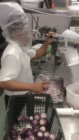 Evo kako izgleda posao radnika koji svaki dan satima reže luk