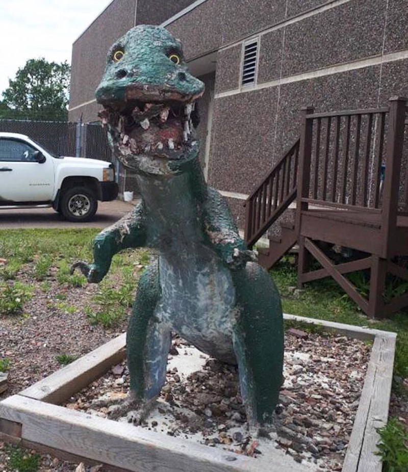 Mama je obećala djetetu da će ići na igralište s dinosaurom. Dijete se rasplakalo kad ga je vidjelo.