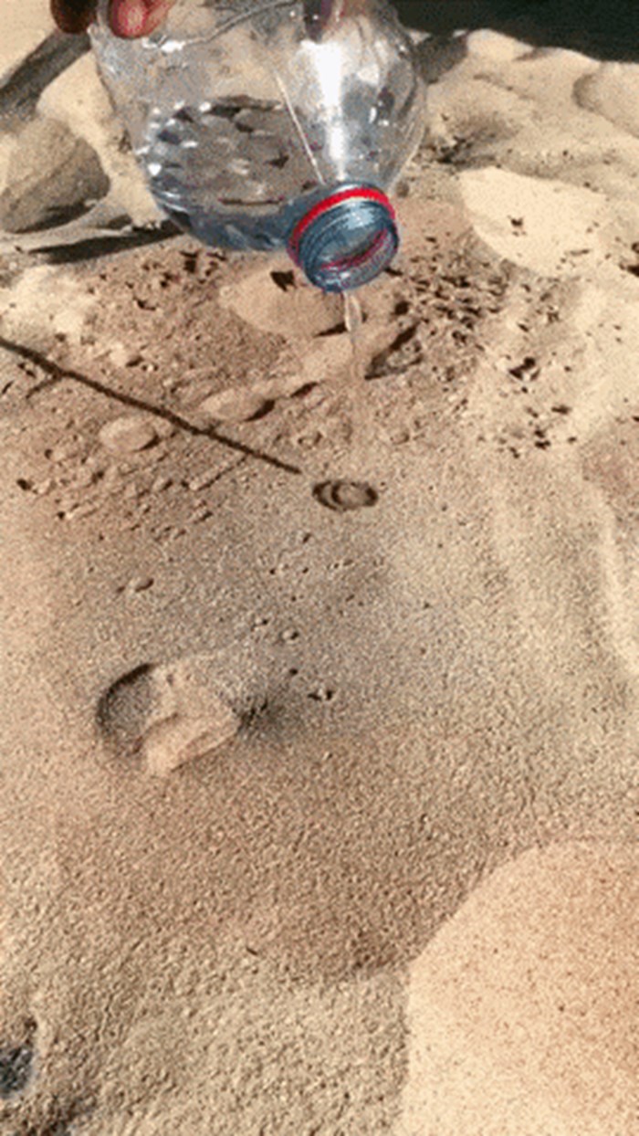 Pogledajte što se dogodi kada vodu polako prolijevate po vrućem pijesku