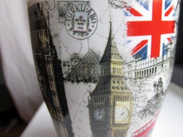 15 urnebesnih slučajeva ljudi koji nisu očekivali da će imati ovakve probleme "suvenirska šalica iz londona koju sam kupio imala je na sebi louvre, muzej koji je u parizu."