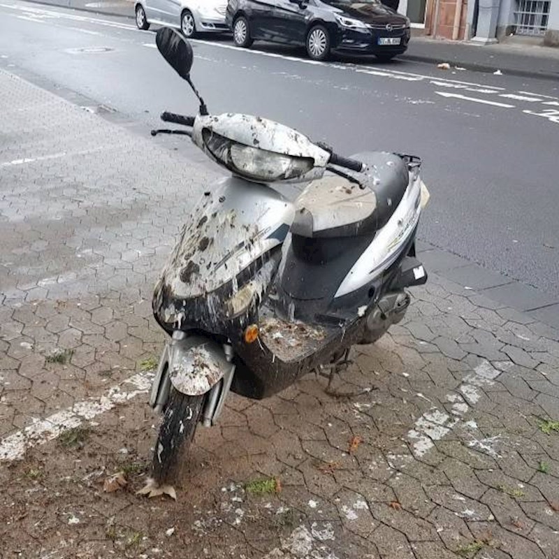 Ono kad shvatiš da si parkirao skuter na najgorem mogućem mjestu...