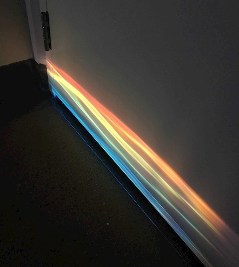 Staklo je na vratima stvorilo dugu...