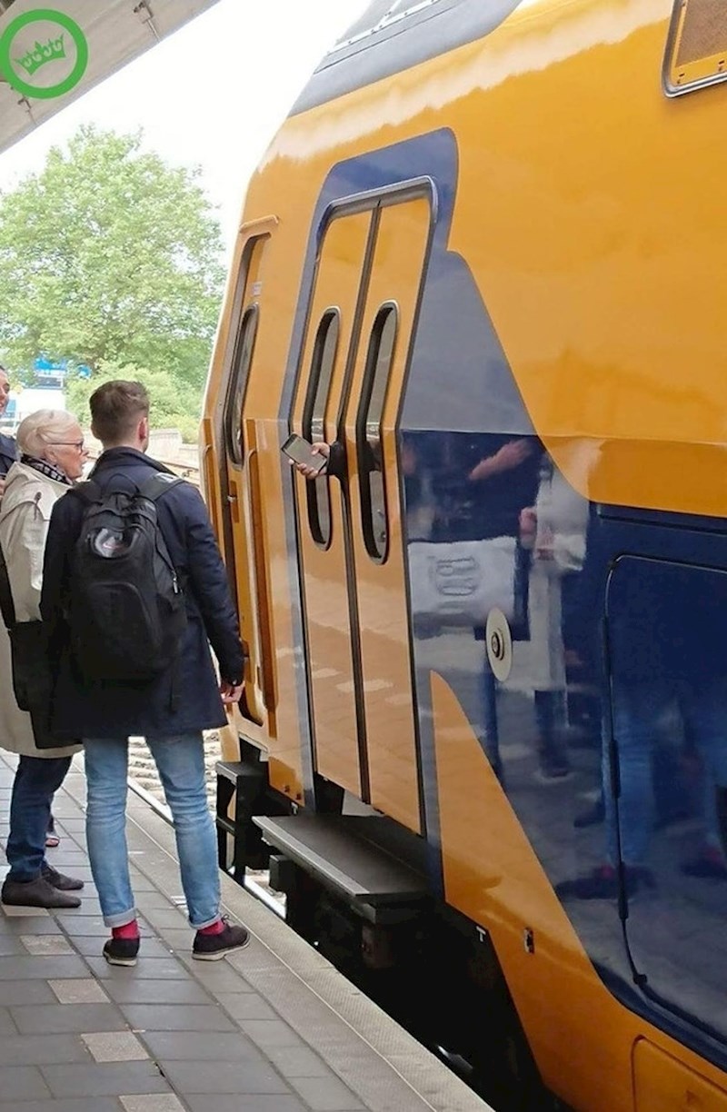 Nije stigao skroz ući u vlak. Ovo je sigurno bila uzbudljiva vožnja.