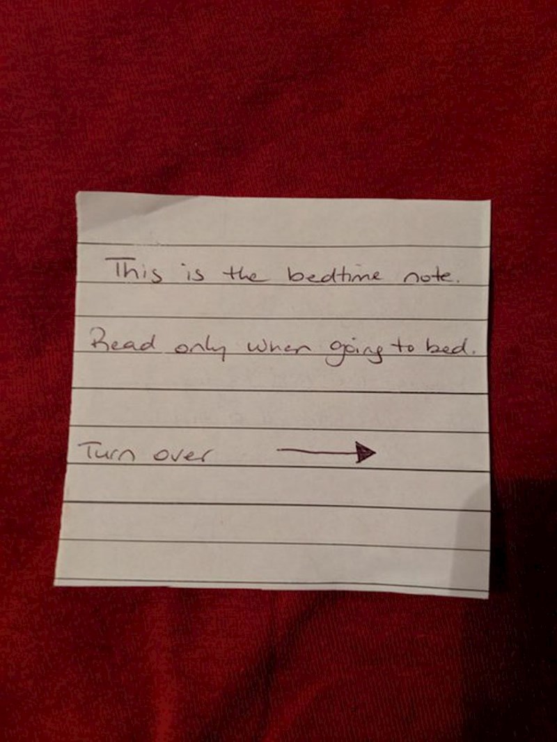 "Ovo je poruka prije spavanja. Pročitaj je samo kad ideš spavati. Okreni ->"