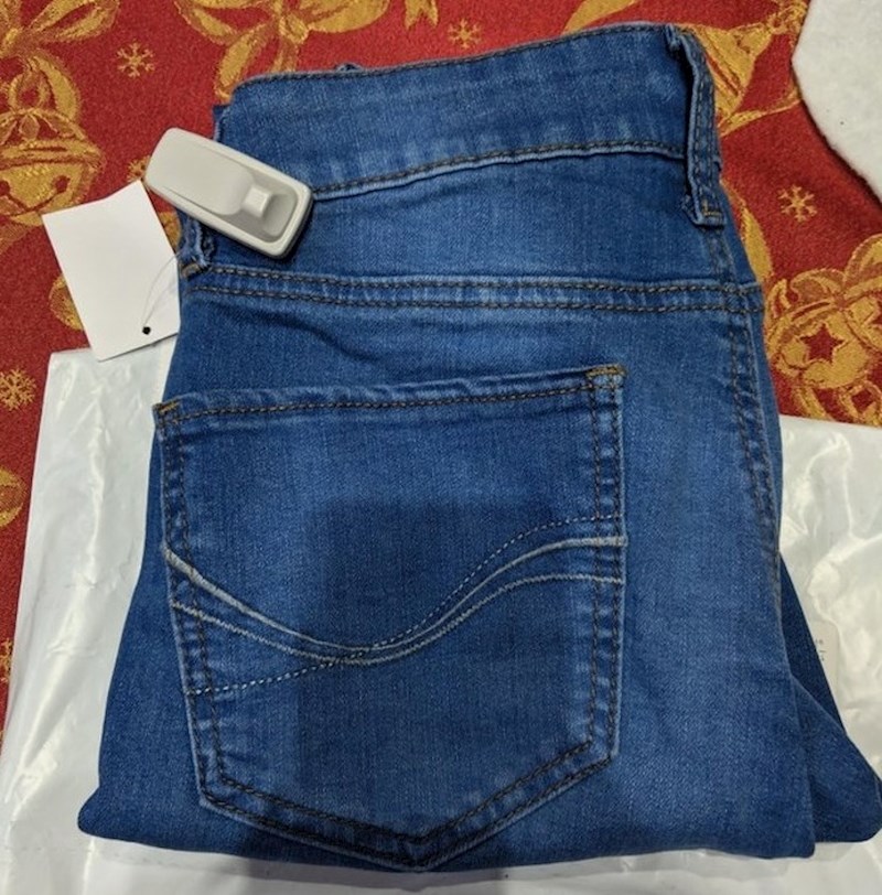 Kod kuće je izvadila tek kupljenu odjeću iz vrećice i shvatila da je na hlačama ostao uređaj za zaštitu protiv krađe.