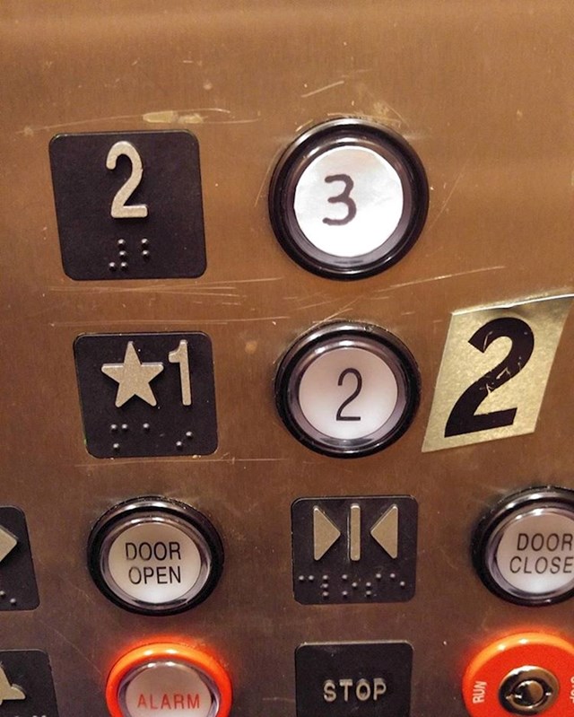 Nije lako snaći se u ovom hotelskom liftu...