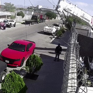 OVO JE MOGLO PROĆI PUNO GORE Muškarac se izvukao za dlaku, čak je i auto imao sreće