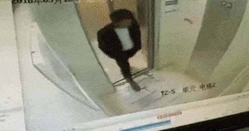 Lik se glupirao kad je bio sam u liftu, a onda je shvatio da je u problemima